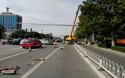 任丘市華北油田大型監(jiān)控桿安裝現場